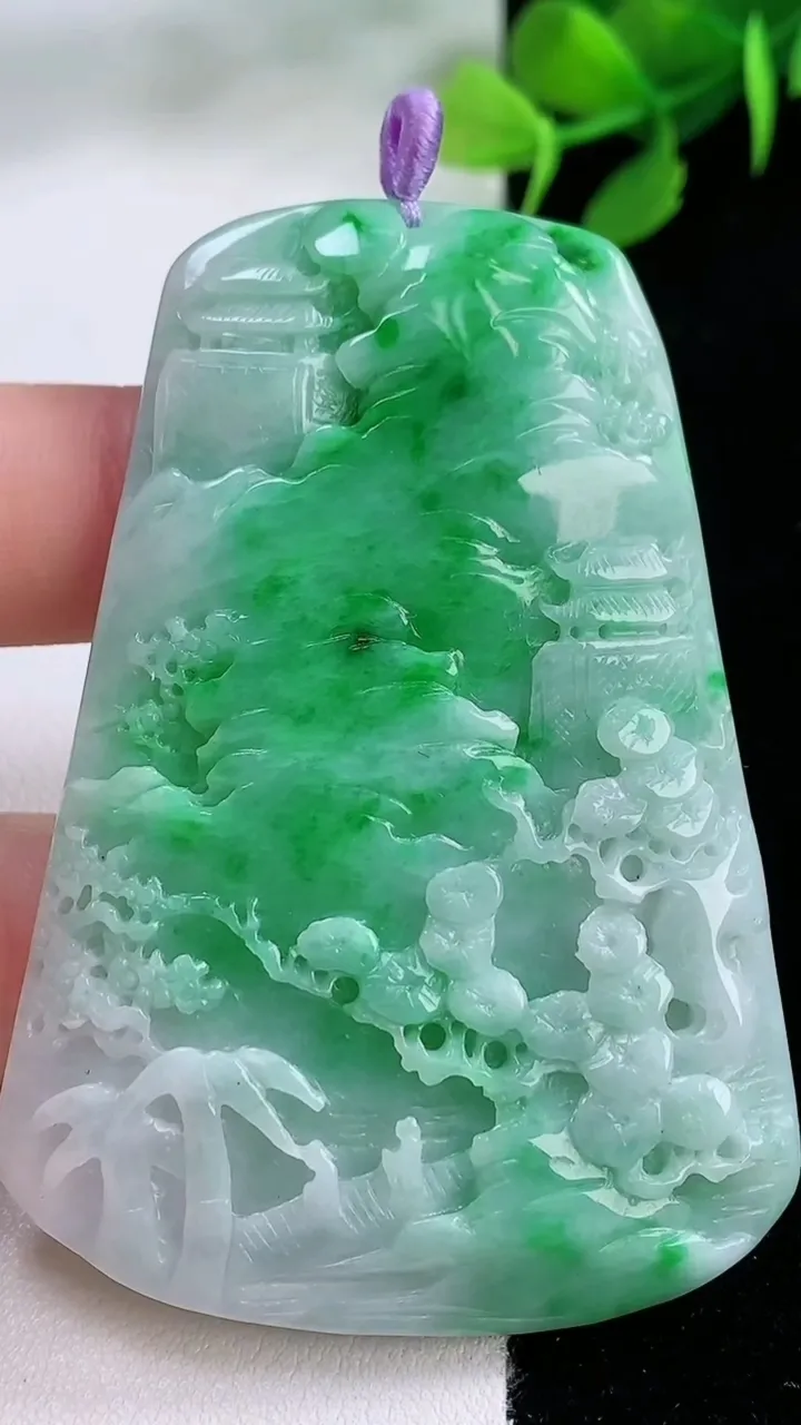 天然A货翡翠山水牌吊坠，尺寸65.3-46.2-5.9，重量:37.02g
11月29日