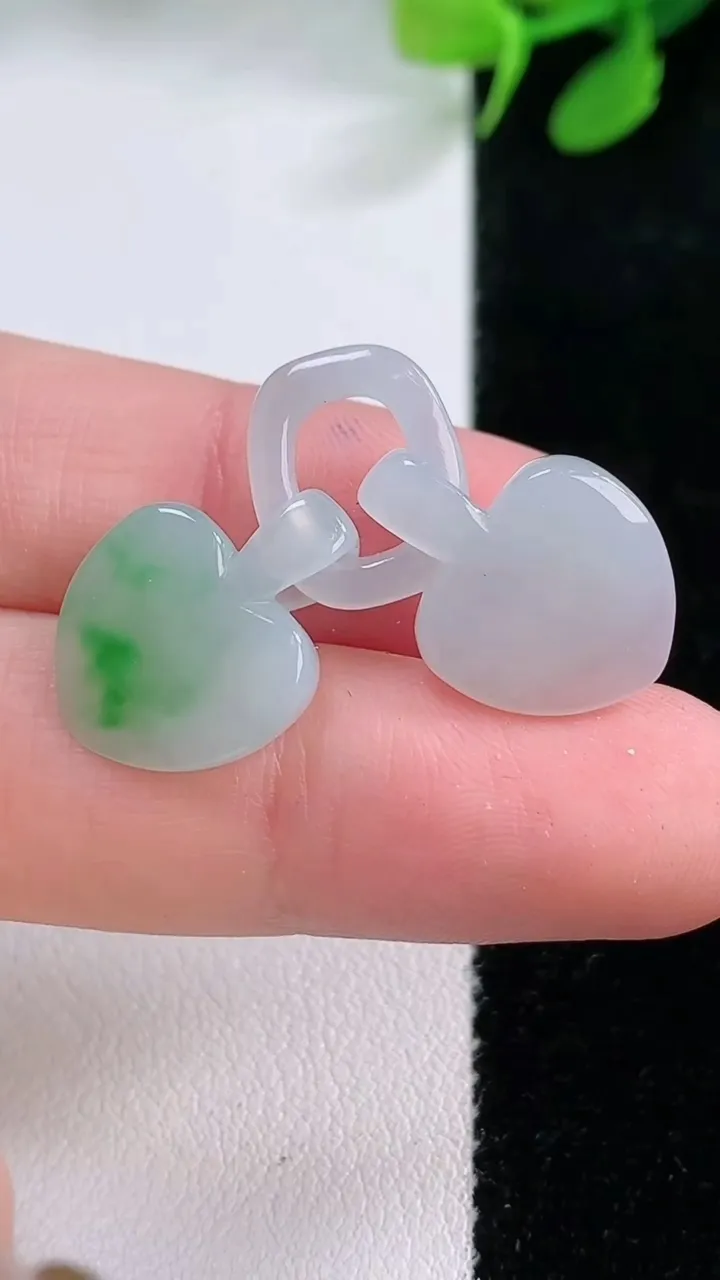 天然A货翡翠心形吊坠，尺寸24.3-12.8-4.2，重量:3.13g
11月29日