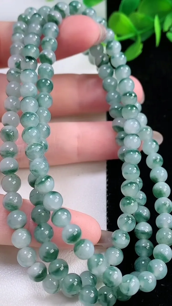 天然A货翡翠冰种飘花圆珠项链，尺寸5.3-128颗，重量:36.06g
11月29日