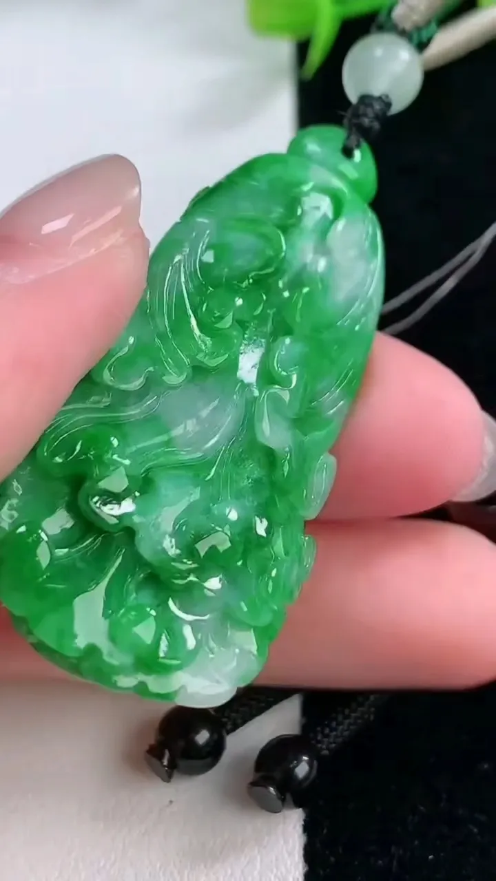 天然A货翡翠白菜吊坠，尺寸48.8-23.5-9.6，重量:20.00g
11月29日
