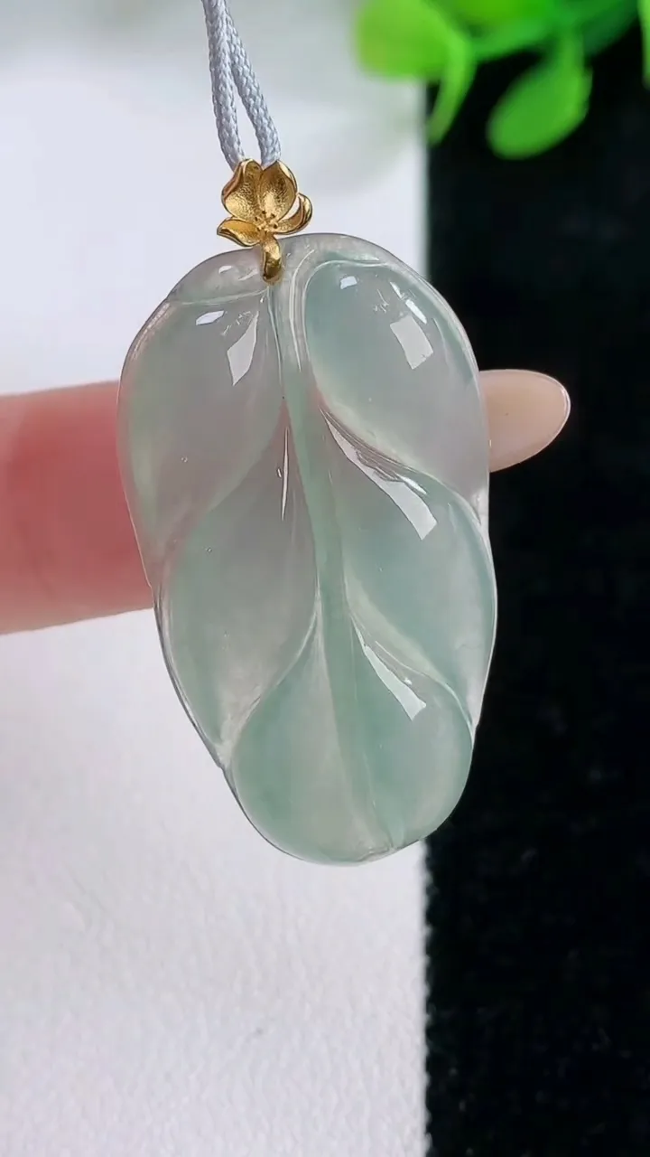 天然A货翡翠金枝玉叶 叶子吊坠，尺寸34-19.2-4，重量:5.05g
11月29日