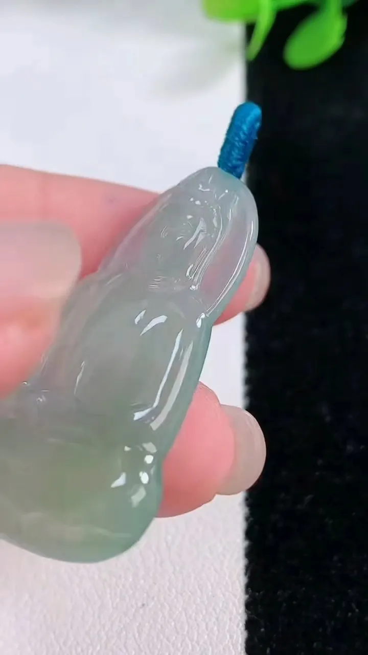 天然A货翡翠观音菩萨吊坠，尺寸39-25.4-4，重量:7.00g
11月29日