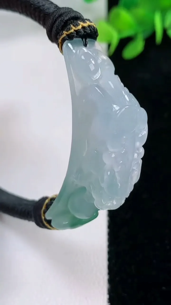 天然A货翡翠貔貅手绳，尺寸44.8-12.4-12.4，重量:27.88g
11月29日