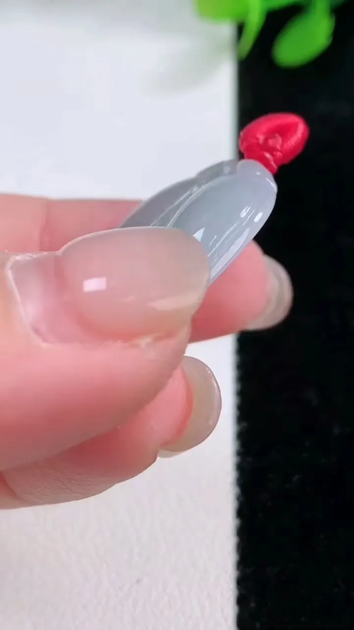 天然A货翡翠金枝玉叶 叶子吊坠，尺寸42.8-21.6-4.2，重量:8.48g
11月29日