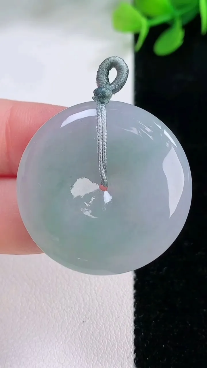 天然A货翡翠平安扣吊坠，尺寸31.6-5.6，重量:12.11g
11月29日