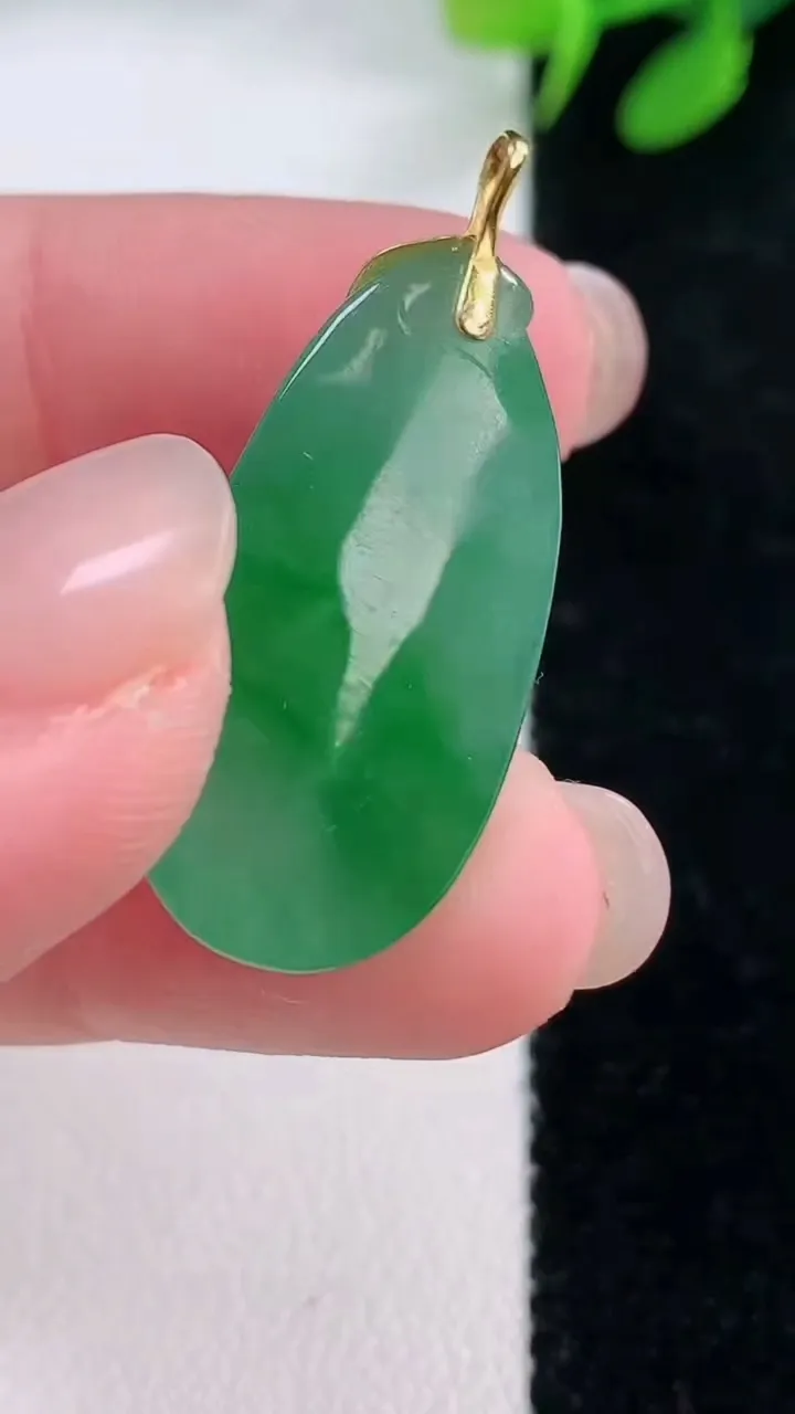 天然A货翡翠福瓜吊坠，尺寸27.5-14-8，重量:5.65g
11月29日