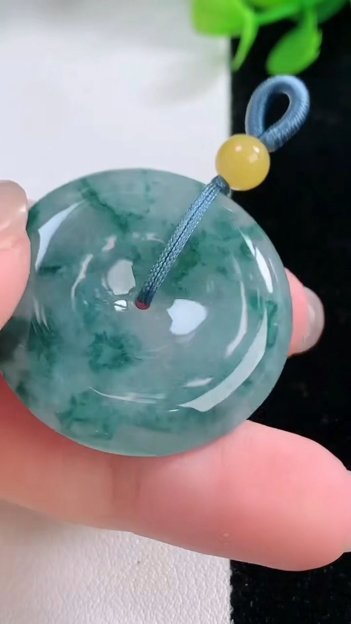 天然A货翡翠冰种飘花平安扣吊坠，尺寸32-5.7，重量:12.84g
11月29日