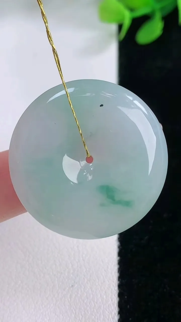 天然A货翡翠飘花平安扣吊坠，尺寸30.3-5，重量:10.50g
11月29日