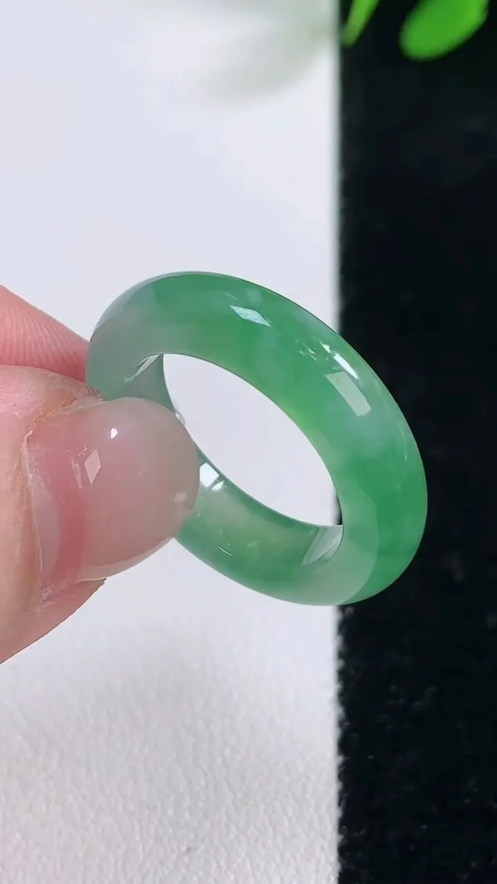 天然A货翡翠指环戒指，尺寸17-5.2-3.7，重量:4.11g2025年11月29日
工厂直销收藏佳品,种好水足，色泽均匀，有种有色，上手高大气！