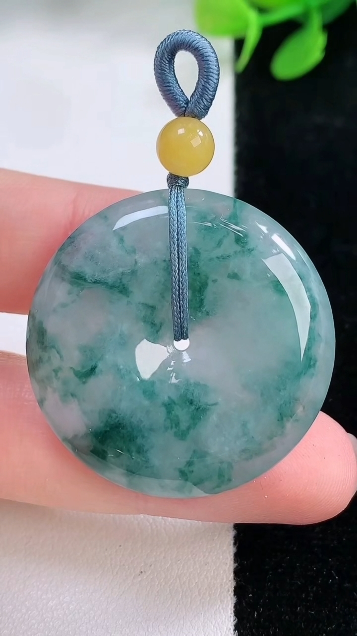 天然A货翡翠冰种飘花平安扣吊坠，尺寸32-5.7，重量:12.84g
11月29日