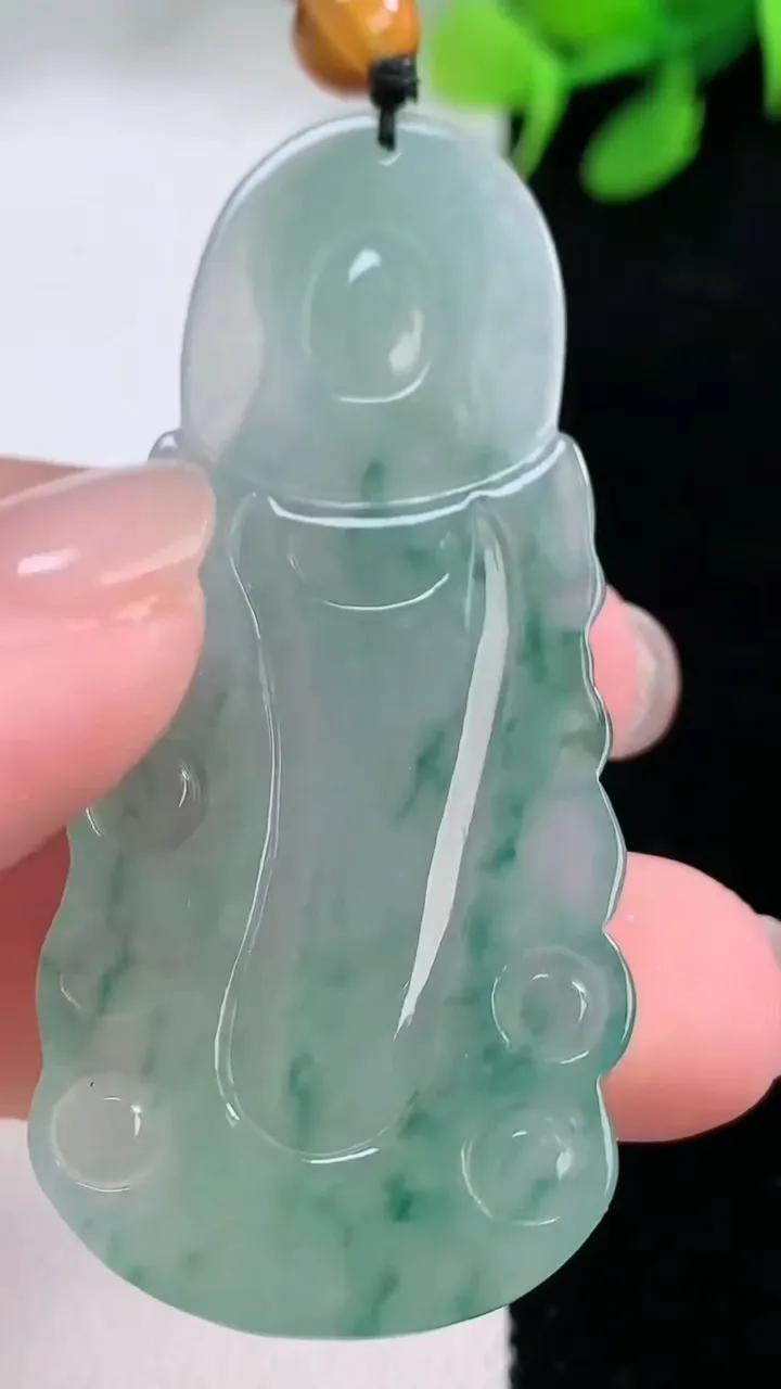天然A货翡翠冰种飘花观音菩萨吊坠，尺寸55.3-24-5.5，重量:14.88g
11月29日