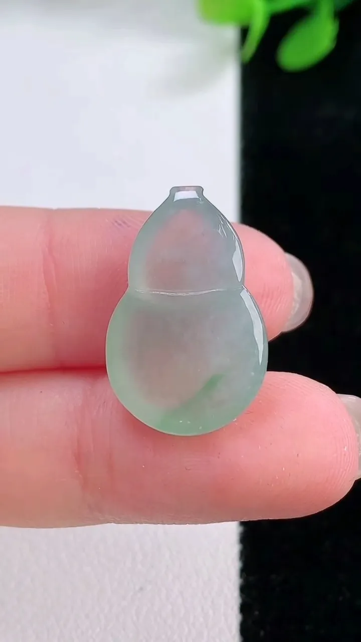 天然A货翡翠葫芦镶嵌件，尺寸21.4-14-6，重量:3.15g
11月29日