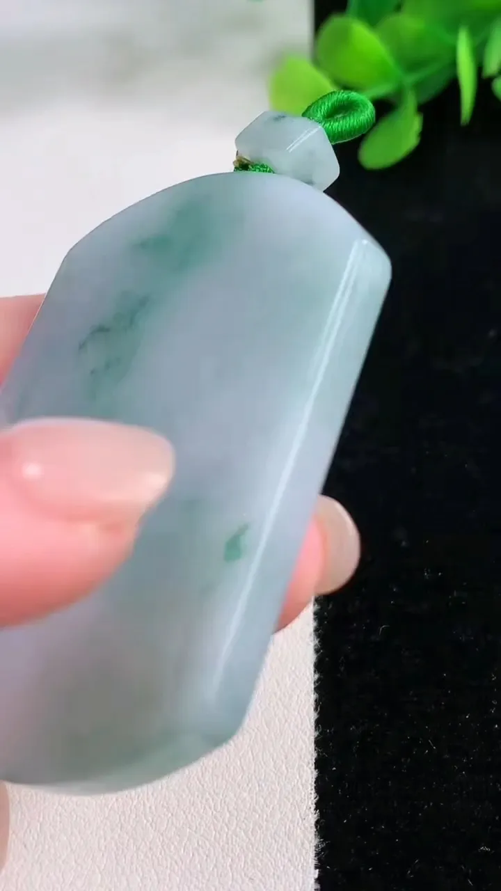 天然A货翡翠飘花无事牌吊坠，尺寸55.5-42.3-5.2，重量:35.74g
11月29日