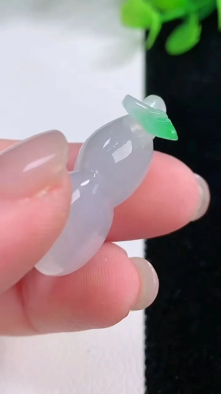 天然A货翡翠葫芦吊坠，尺寸35.7-16.6-10，重量:8.02g
11月29日