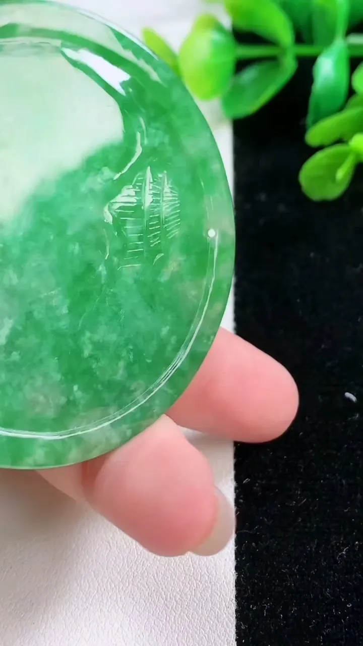 天然A货翡翠山水牌吊坠，尺寸 56.2-56.2-5.8，重:38.10g
11月29日