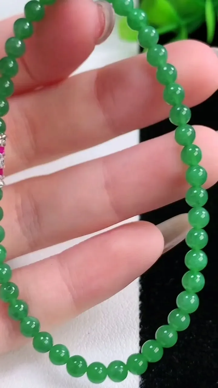 天然A货翡翠小米珠手串，尺寸3.7-44颗，重量:5.82g11月29日
工厂直销收藏佳品,种好水足，色泽均匀，有种有色，上手高大气！