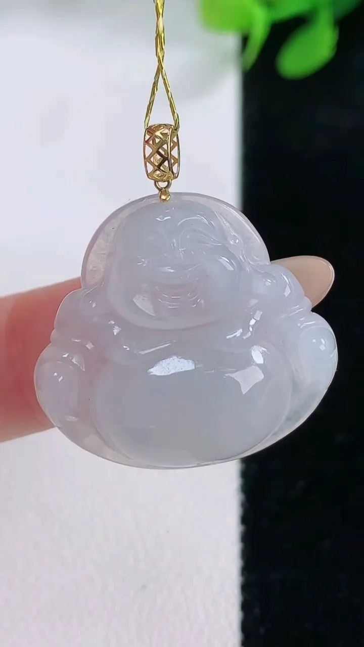 天然A货翡翠种白冰佛公吊坠，尺寸24.2-26-6.2，重量:5.73g
11月29日