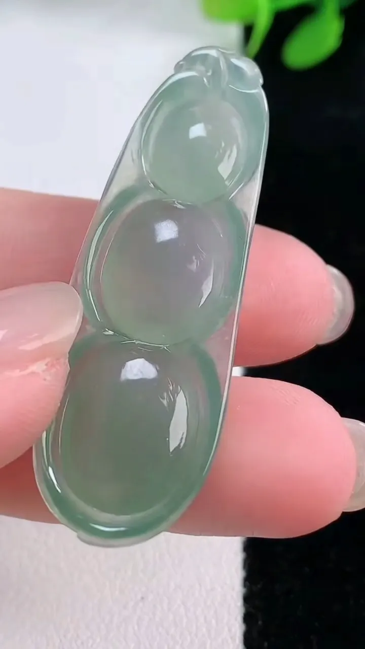 天然A货翡翠福豆吊坠，尺寸44.6-16-6，重量:6.93g
11月29日