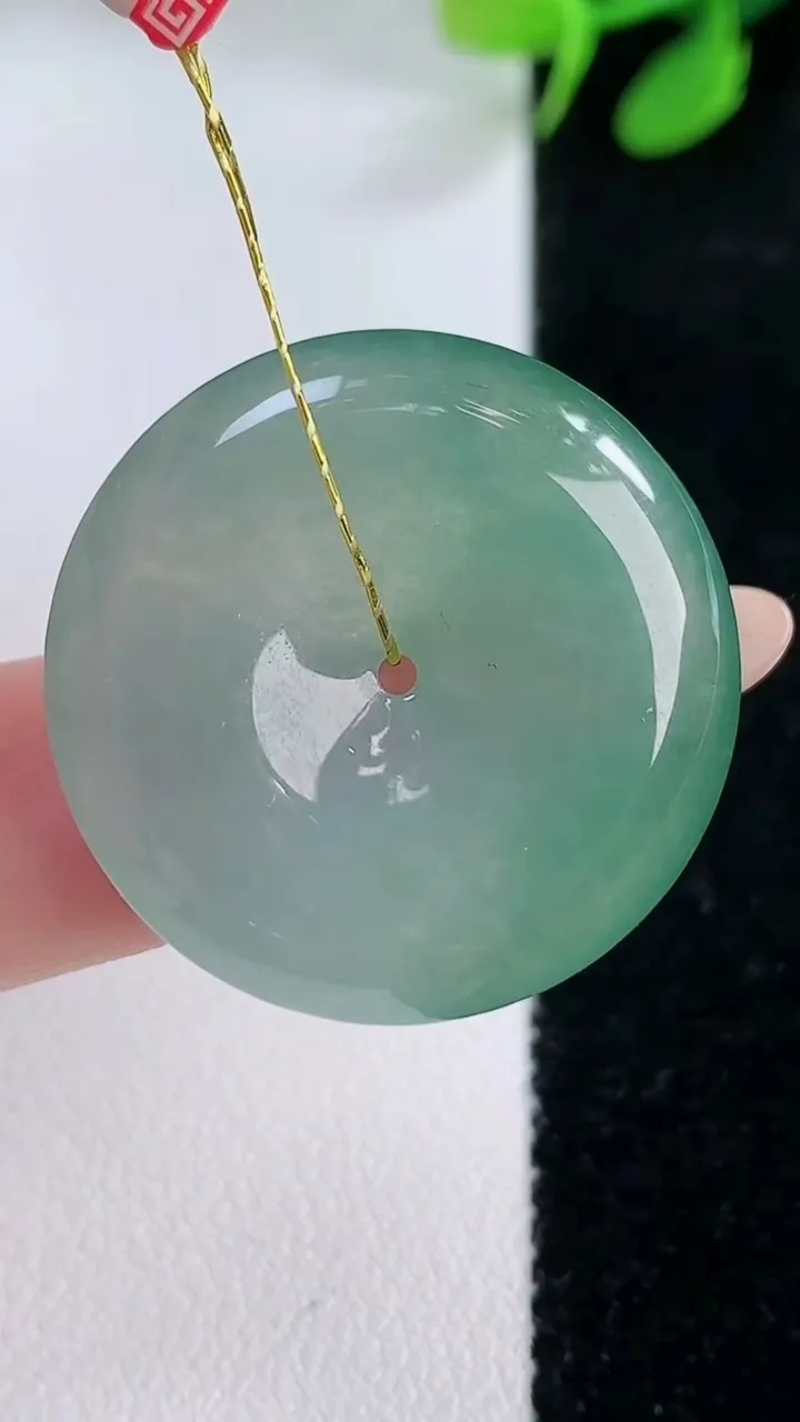 天然A货翡翠平安扣吊坠，尺寸27.5-5.9，重量:8.89g
11月29日