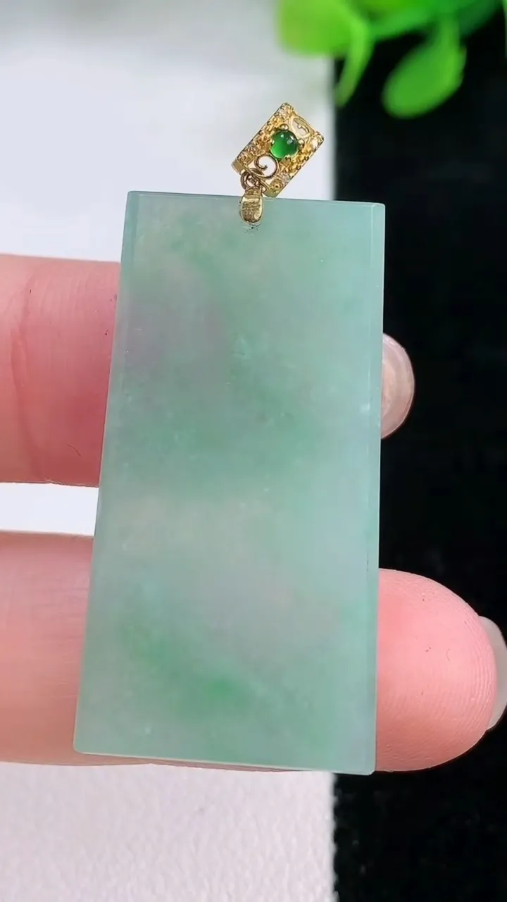 天然A货翡翠无事牌吊坠，尺寸35.4-17.7-3.2，重量:6.89g
11月29日