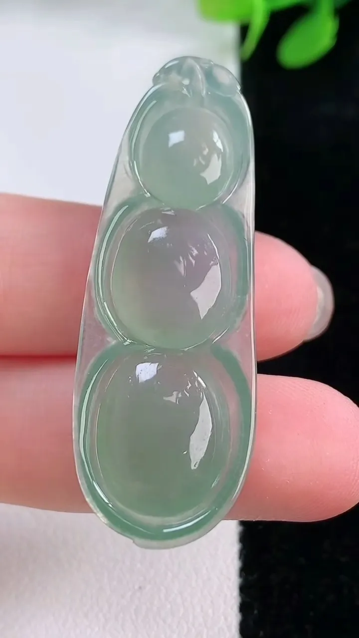 天然A货翡翠福豆吊坠，尺寸44.6-16-6，重量:6.93g
11月29日