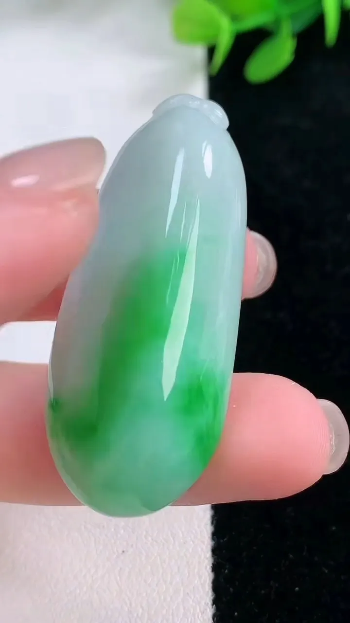 天然A货翡翠福瓜吊坠，尺寸45.4-19-12.6，重量:18.97g
11月29日