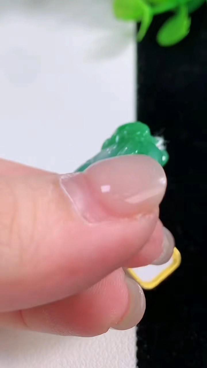 天然A货翡翠白菜吊坠，尺寸40.8-23-8.7，重量:17.54g
11月29日