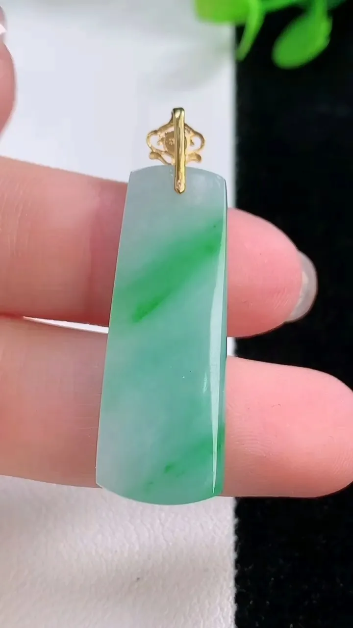天然A货翡翠无事牌吊坠，尺寸33.2-11.6-4，重量:4.84g
11月29日