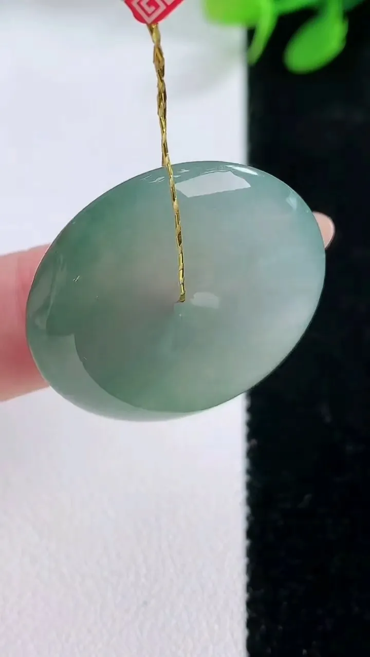 天然A货翡翠平安扣吊坠，尺寸27.5-5.9，重量:8.89g
11月29日