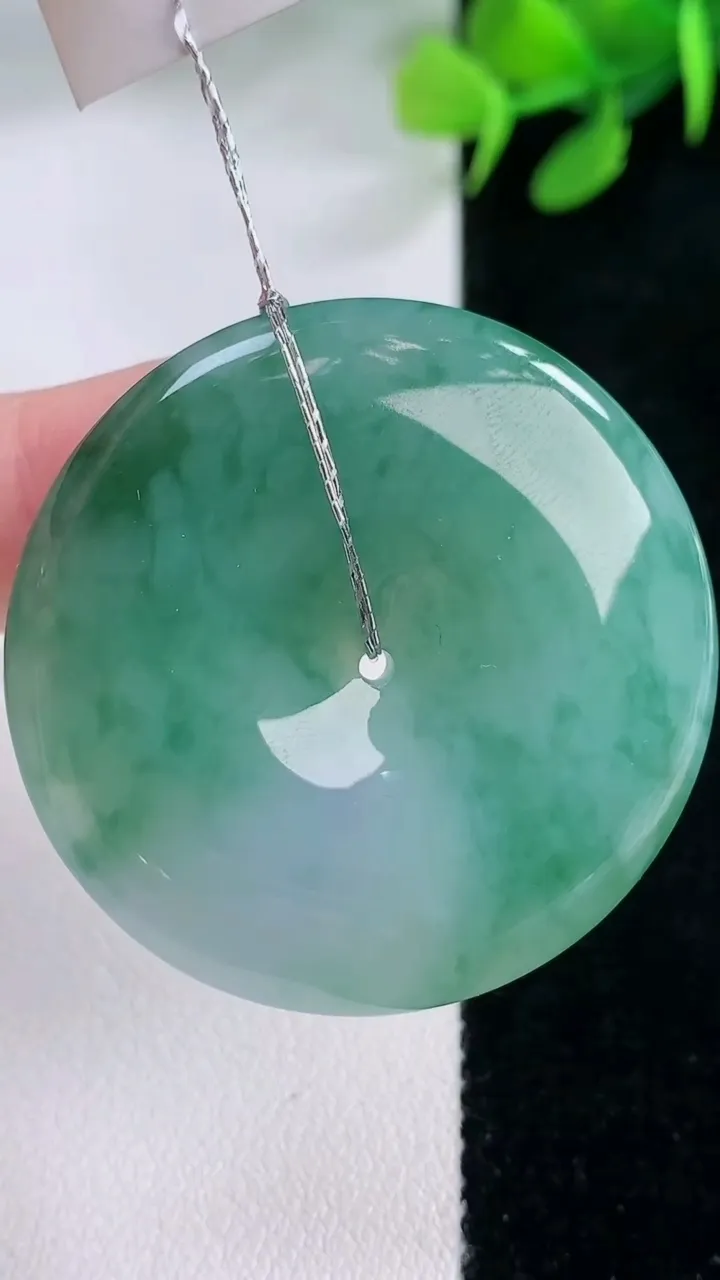 天然A货翡翠平安扣吊坠，尺寸38.5-6，重量:19.42g
11月29日