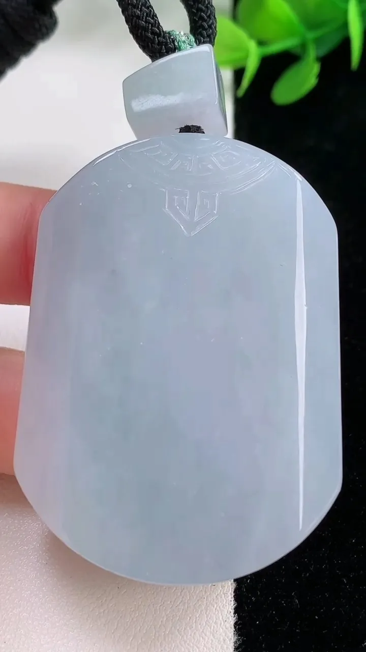 天然A货翡翠紫罗兰仿古无事牌吊坠，尺寸51.5-37.6-12.4，重量:74.65g
11月29日