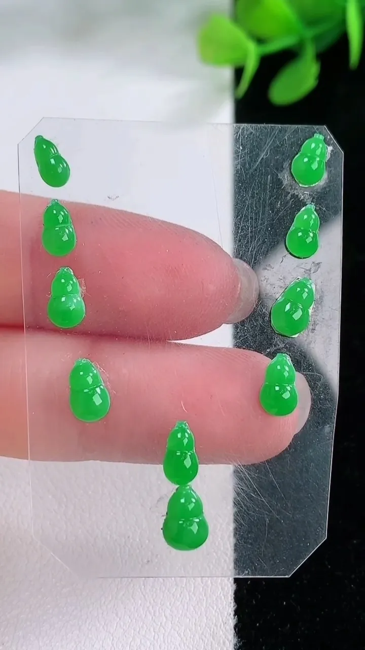 天然A货翡翠葫芦镶嵌件一手，尺寸6.5-3.8-2.4，重量:1.30g
11月29日