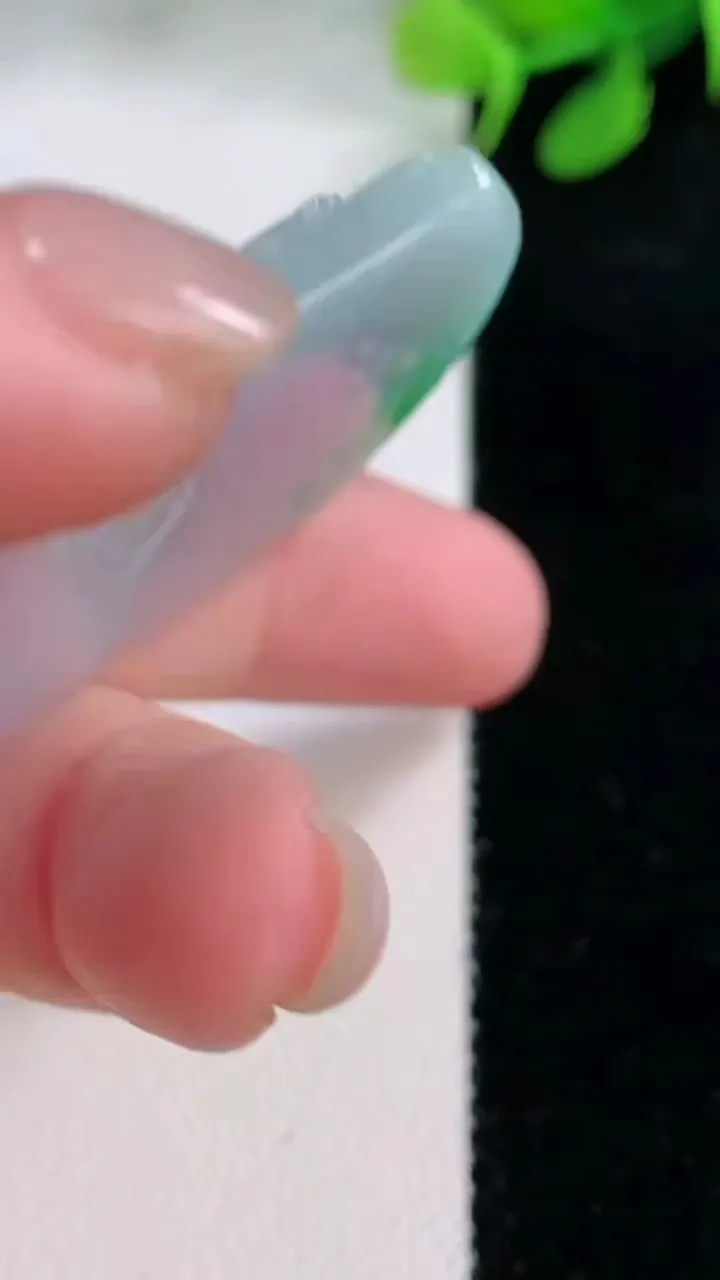 天然A货翡翠山水牌吊坠，尺寸50-37.8-5.7，重量:27.93g
11月29日