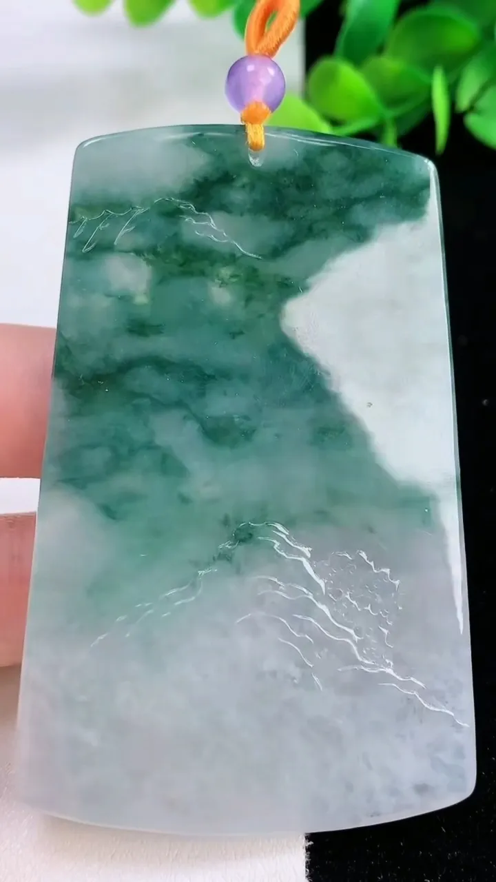 天然A货翡翠冰种飘花府上有龙 龙牌吊坠，尺寸73.3-46.4-4.7，重量:38.78g
11月29日