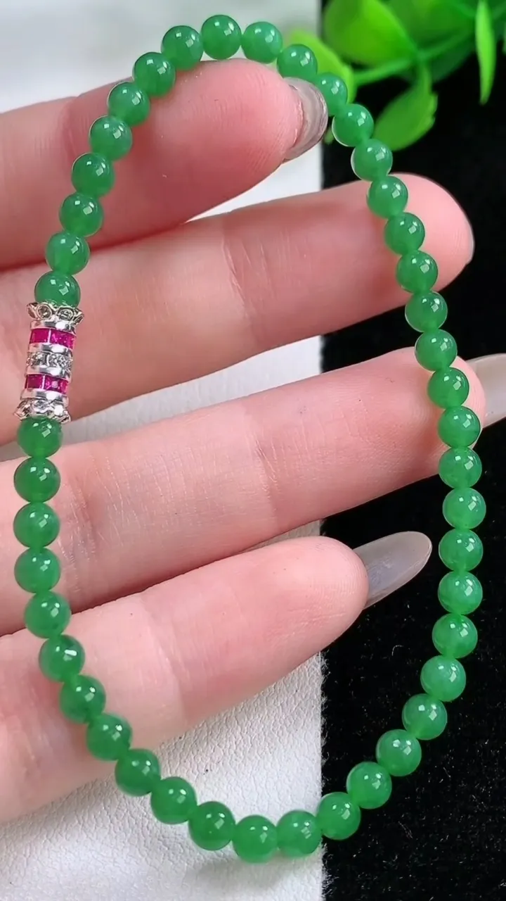天然A货翡翠小米珠手串，尺寸3.7-44颗，重量:5.82g11月29日
工厂直销收藏佳品,种好水足，色泽均匀，有种有色，上手高大气！