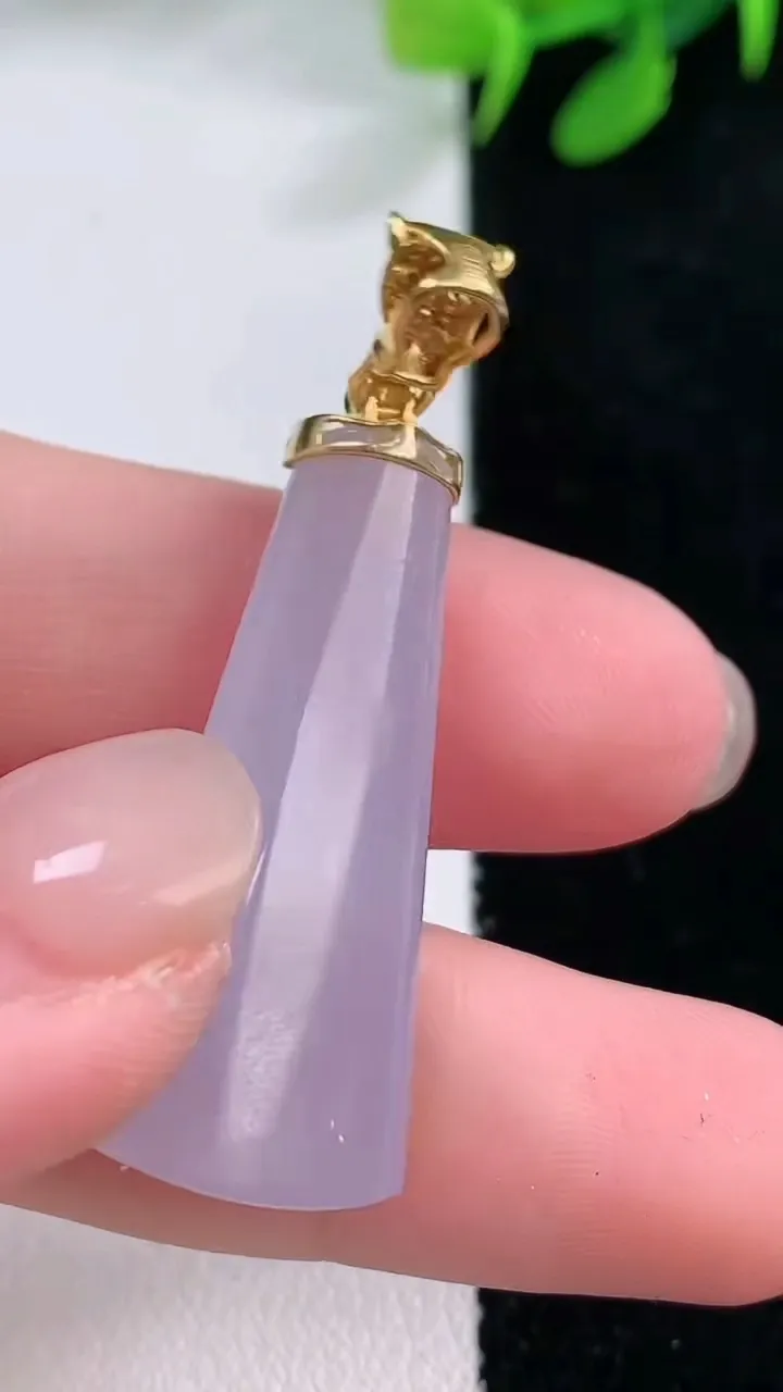 天然A货翡翠18K金紫罗兰无事牌吊坠，尺寸33.4-13.3-5.8，重量:6.39g
11月29日