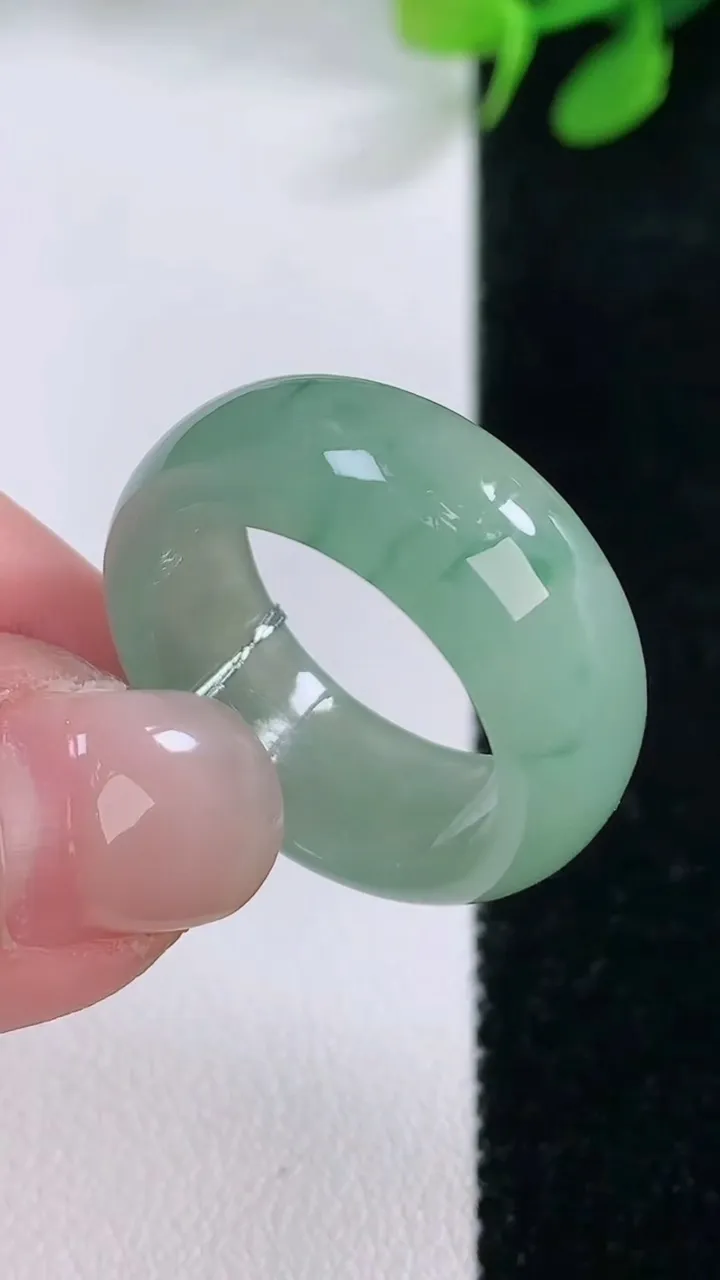 天然A货翡翠指环戒指，尺寸19.4-8.9-3.3，重量:6.84g2025年11月29日
工厂直销收藏佳品,种好水足，色泽均匀，有种有色，上手高大气！