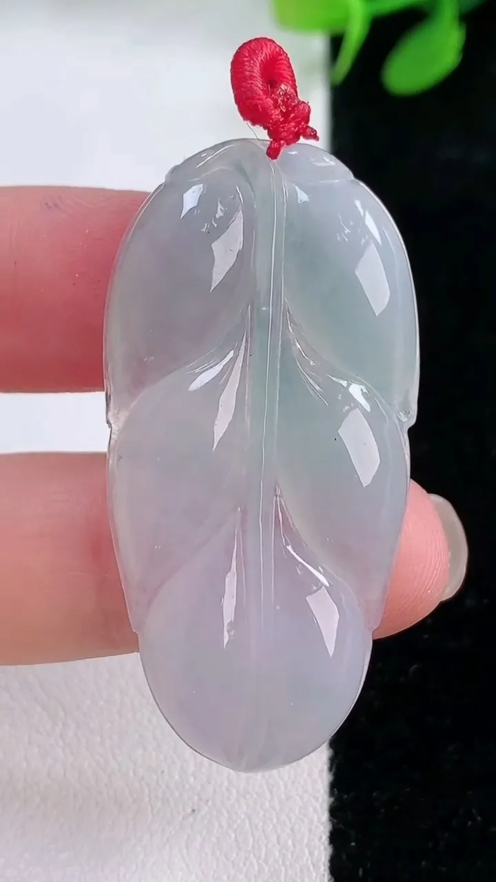 天然A货翡翠金枝玉叶 叶子吊坠，尺寸42.8-21.6-4.2，重量:8.48g
11月29日