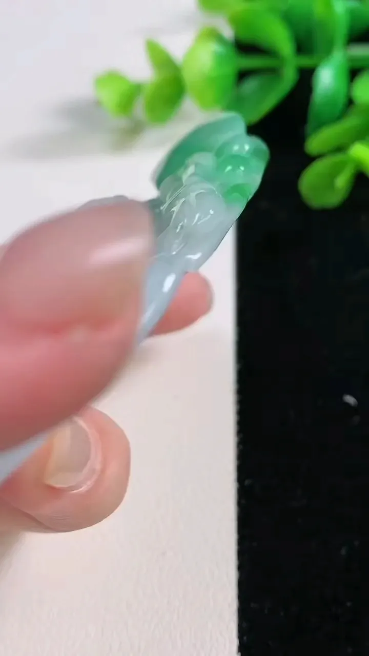 天然A货翡翠不动明王吊坠，尺寸 84-55-12.8，重:83.72g
11月29日