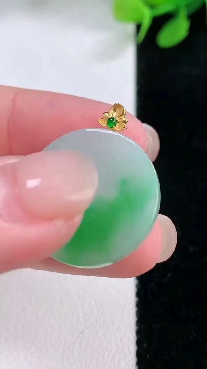 天然A货翡翠无事牌吊坠，尺寸22-3，重量:4.11g
11月29日