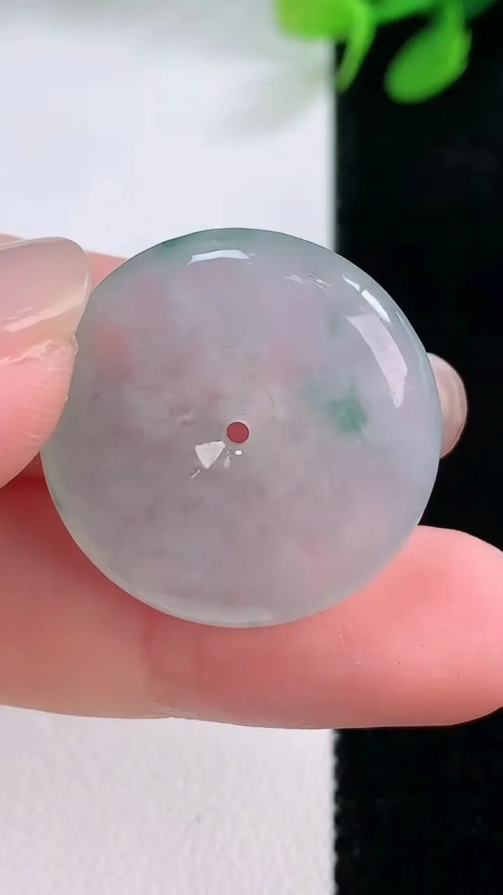 天然A货翡翠冰种飘花平安扣吊坠，尺寸24.7-5.8，重量:7.90g
11月29日