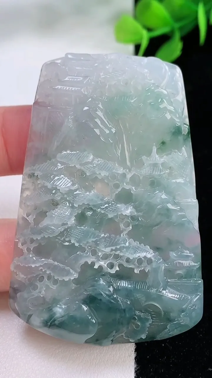 天然A货翡翠牌吊坠，尺寸61.4-40.6-7.7，重量:38.83g
11月29日