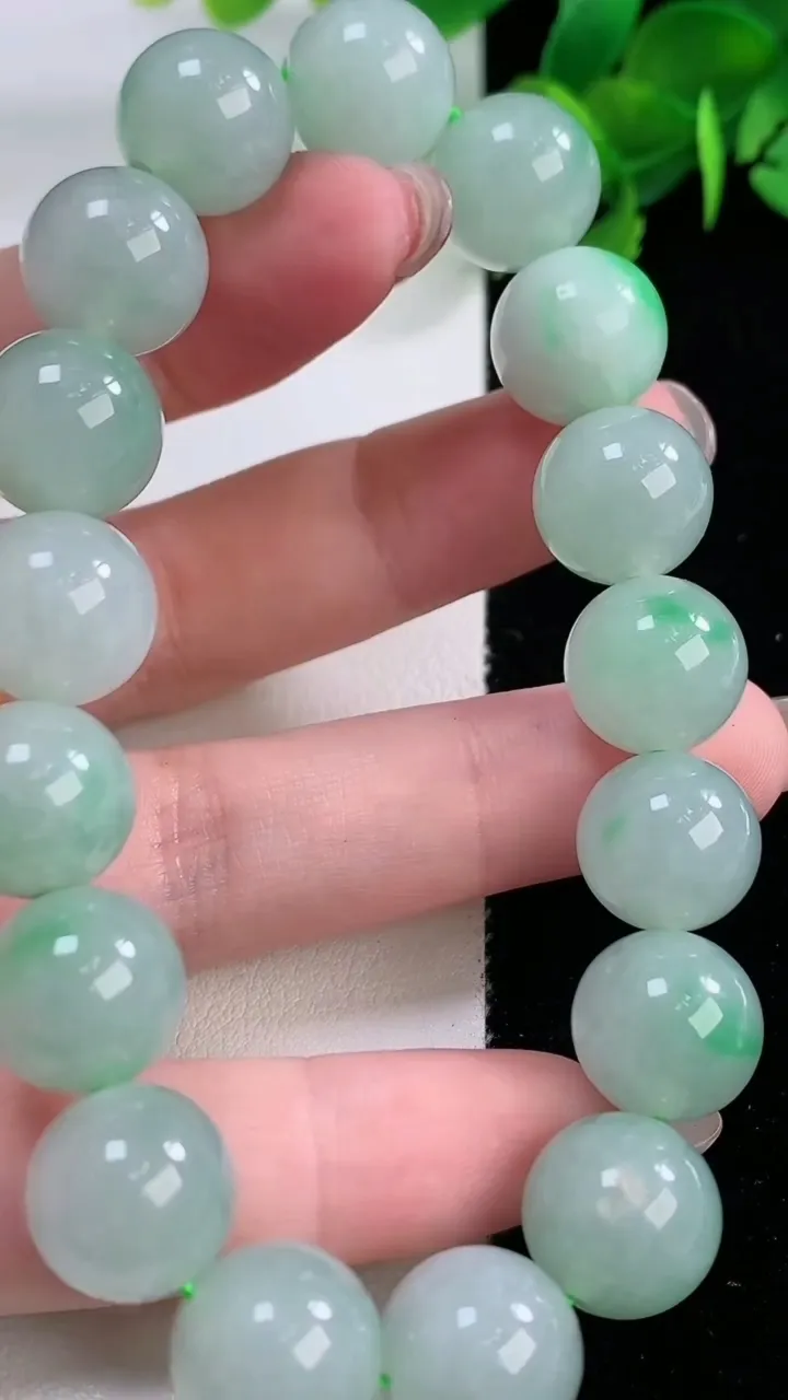 天然A货翡翠圆珠手串，尺寸12-17颗，重量:52.37g11月29日
工厂直销收藏佳品,种好水足，色泽均匀，有种有色，上手高大气！