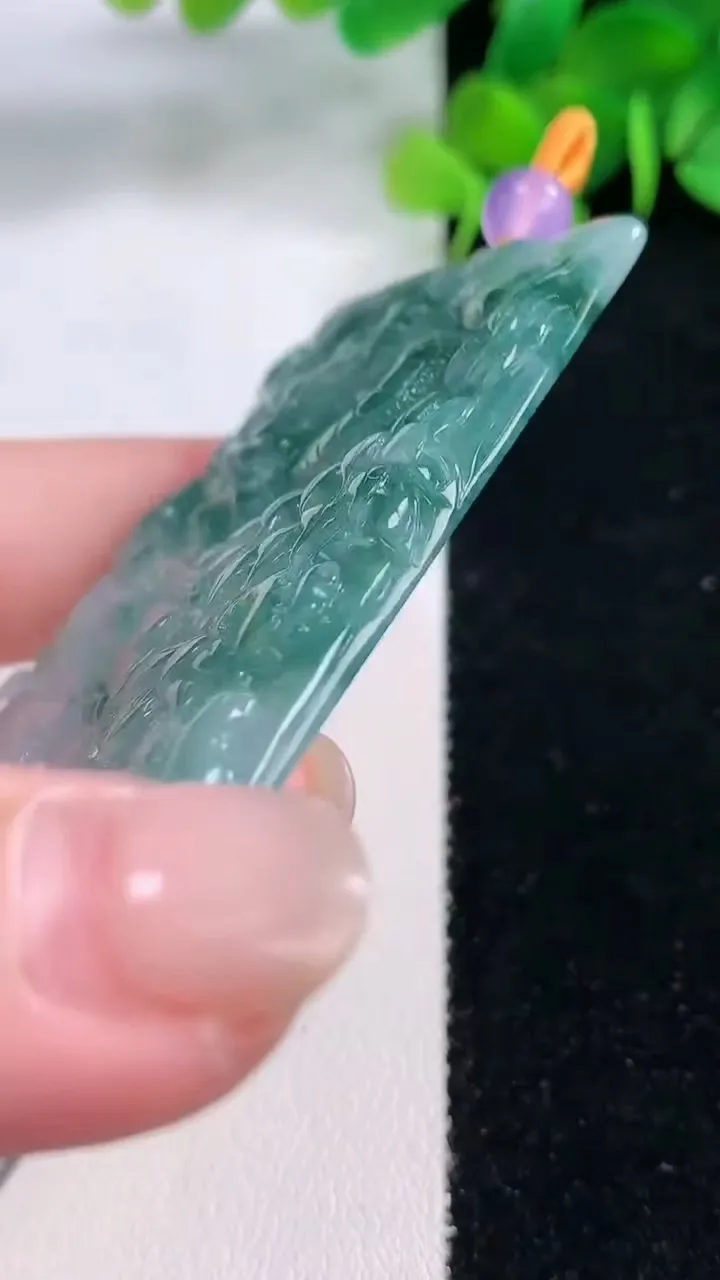 天然A货翡翠冰种飘花府上有龙 龙牌吊坠，尺寸73.3-46.4-4.7，重量:38.78g
11月29日