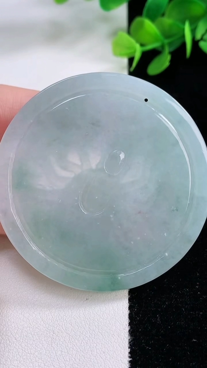 天然A货翡翠冰种飘花千手观音吊坠，尺寸55.3-5.4，重量:36.05g
11月29日