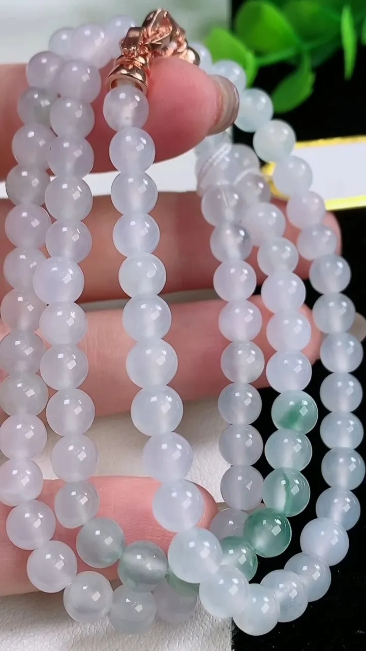 天然A货翡翠冰种飘花圆珠项链，尺寸5.6-94颗，重量:32.95g
11月29日