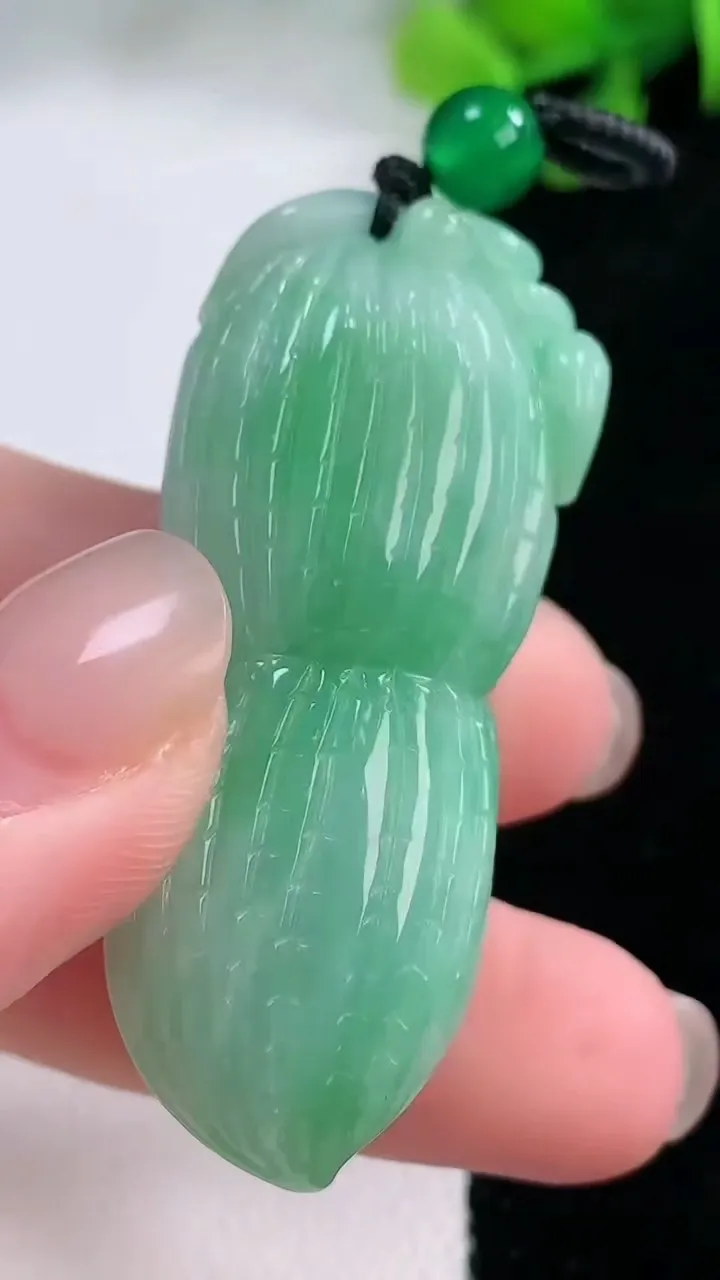 天然A货翡翠花生吊坠，尺寸49.2-19.5-15.6，重量:30.69g
11月29日