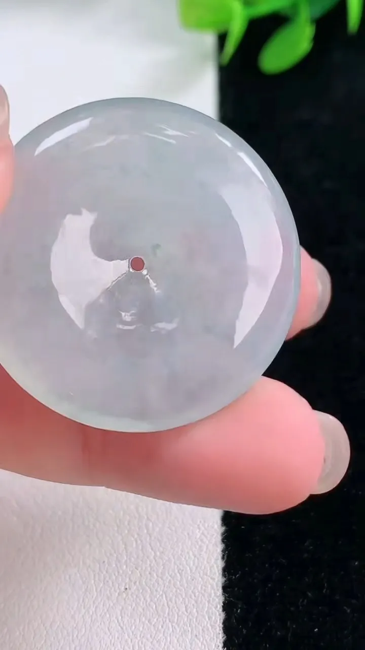 天然A货翡翠冰种飘花平安扣吊坠，尺寸32.2-5.8，重量:13.55g
11月29日