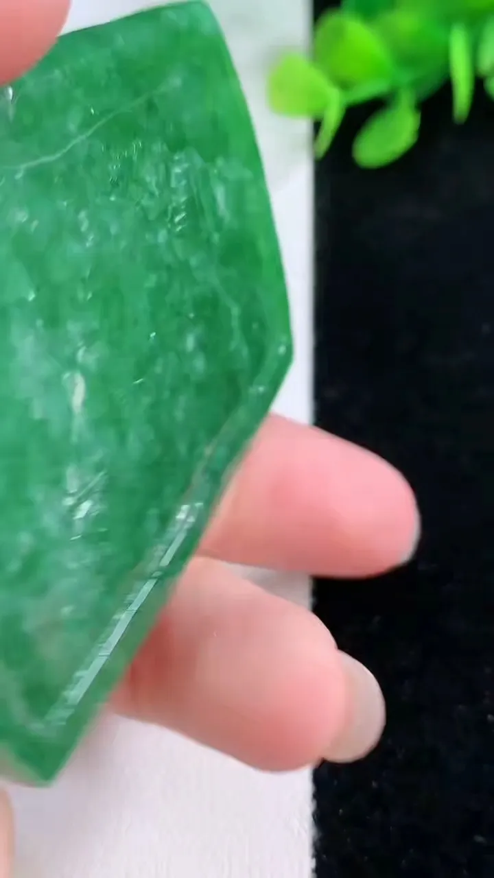 天然A货翡翠山水牌吊坠，尺寸60.8-47.2-8，重量:51.30g
11月29日