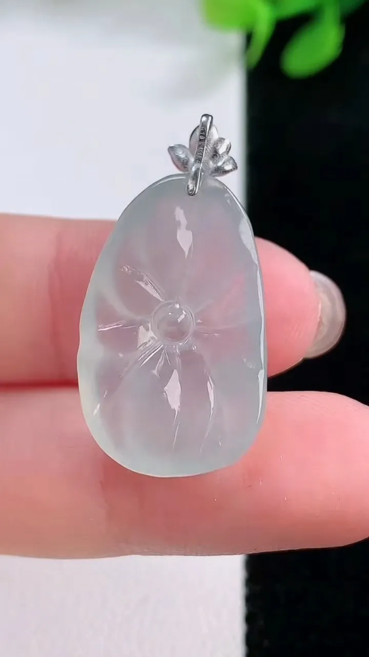 天然A货翡翠种白冰年年有余吊坠，尺寸24-15.2-4.2，重量:3.68g
11月29日